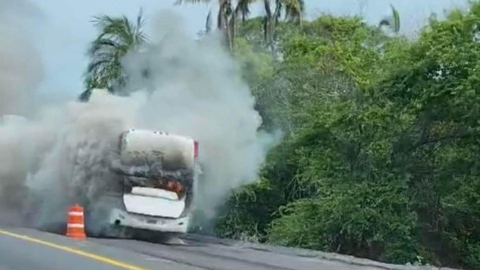 Se Incendia Autobús de Pasajeros que Circulaba en el Municipio de Armería, Colima