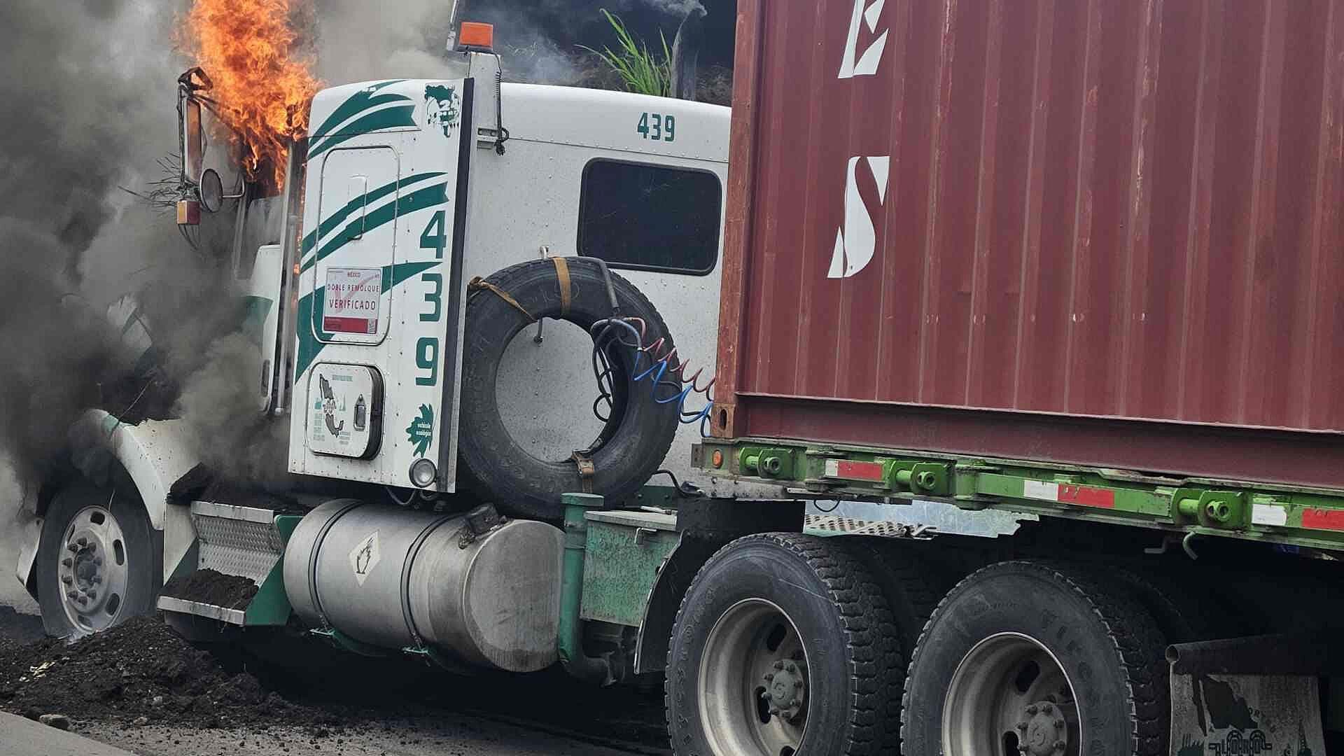 Una Falla Eléctrica Ocasionó el Incendio de un Tractocamión en Cerro Gordo, Veracruz