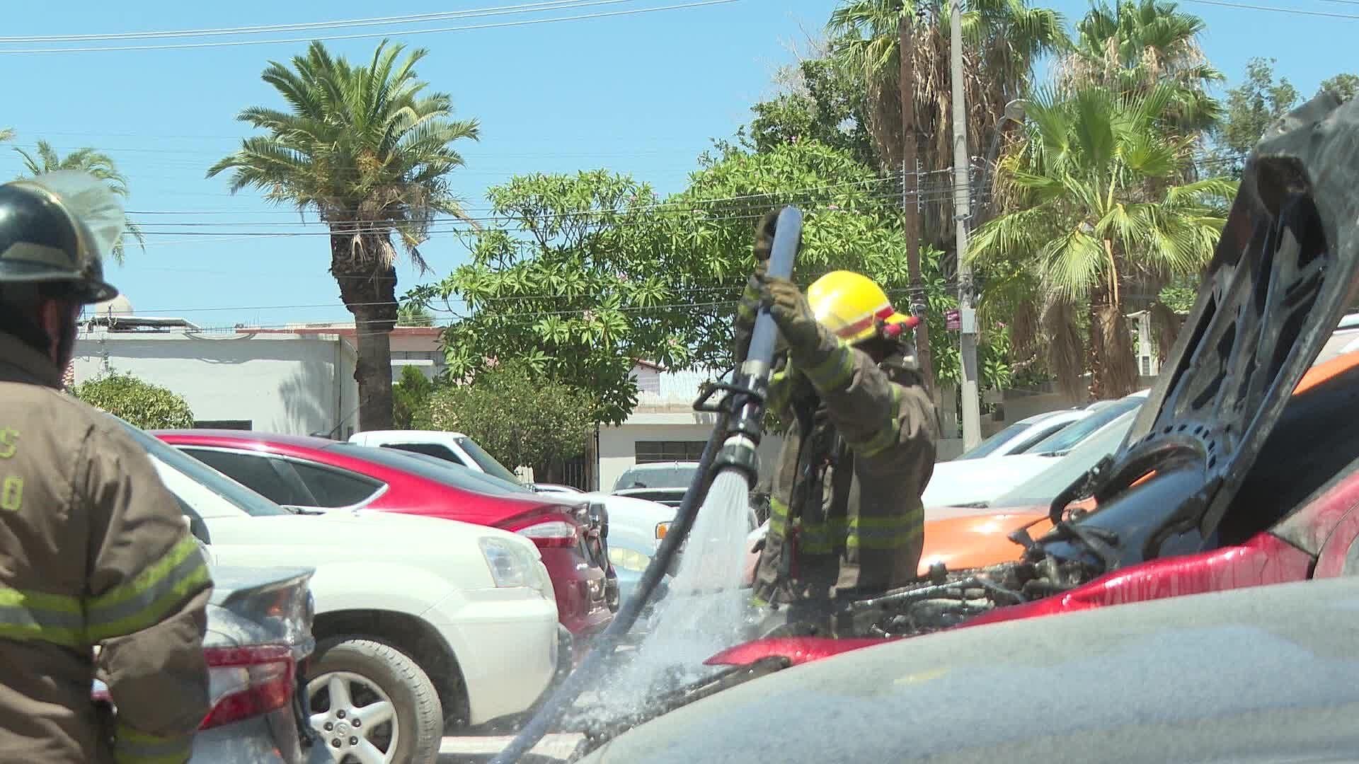 Se Incendia Auto en Estacionamiento de Colonia Centenario en Hermosillo