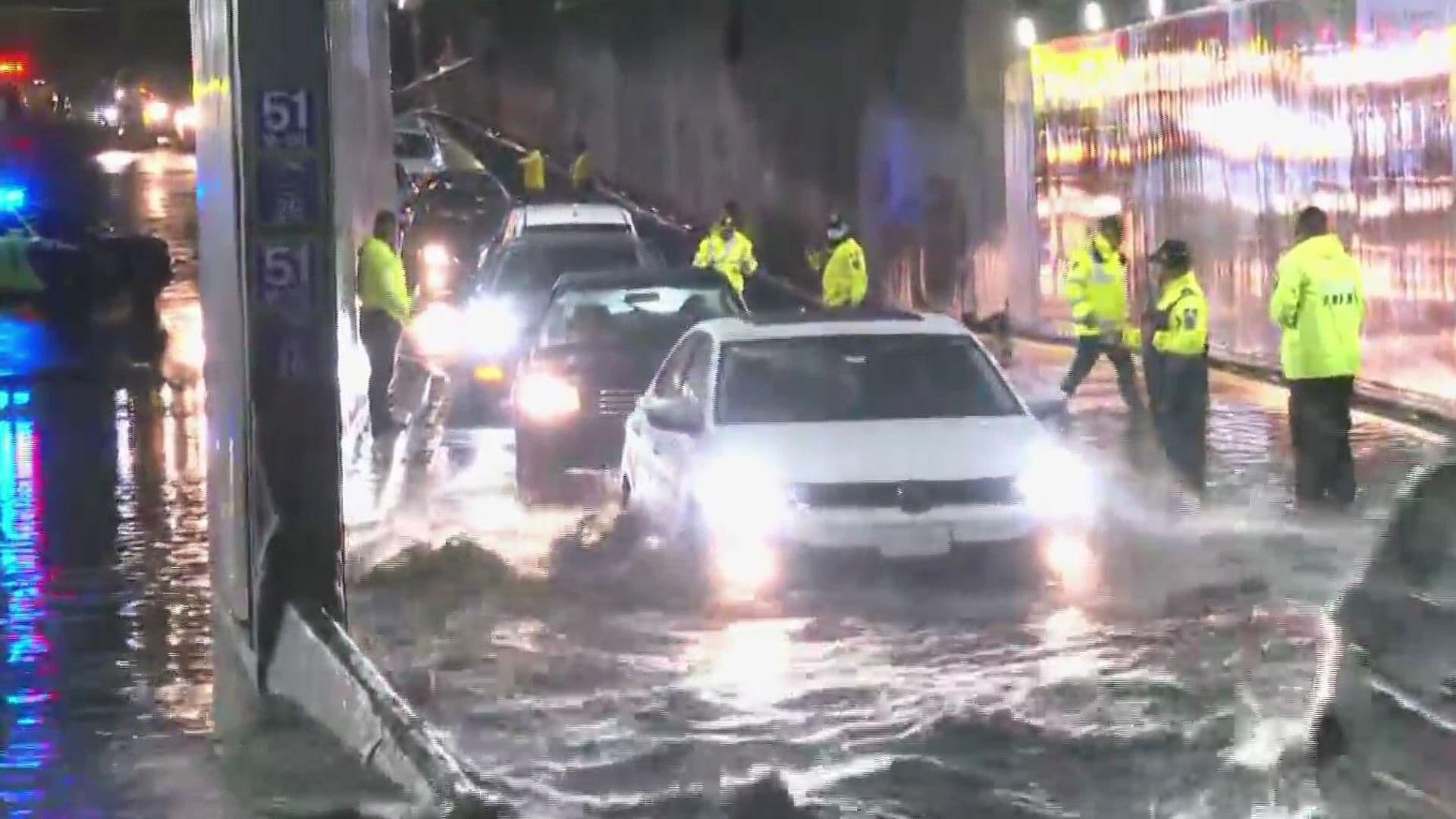 Se Inunda Bajopuente en Calzada de Tlalpan por Fuertes Lluvias en CDMX