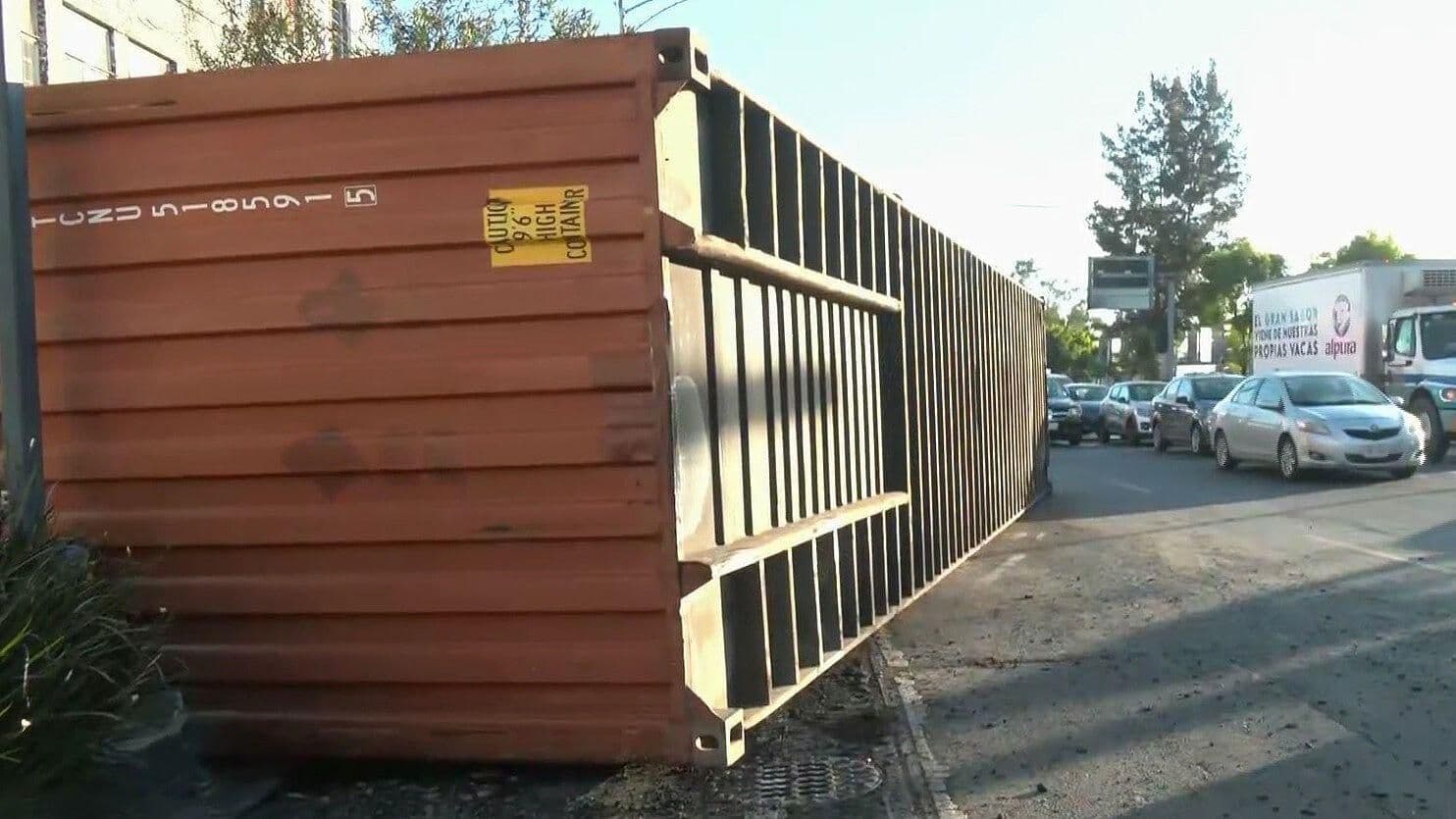Accidente Hoy en Eduardo Molina: Se Desprende Caja de Tráiler