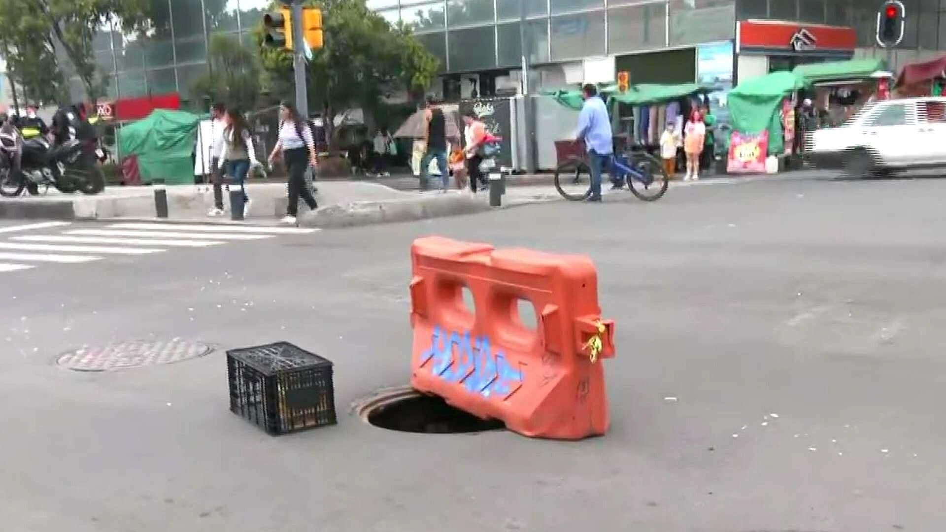 Coladera sin Tapa Pone en Riesgo a Automovilistas en Av. Arcos de Belén y López, en CDMX