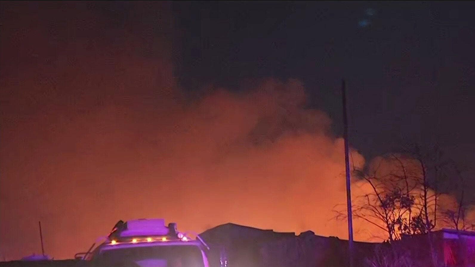 Controlan el Enorme Incendio en Bordo de Xochiaca; Alcalde de Neza Descarta Víctimas