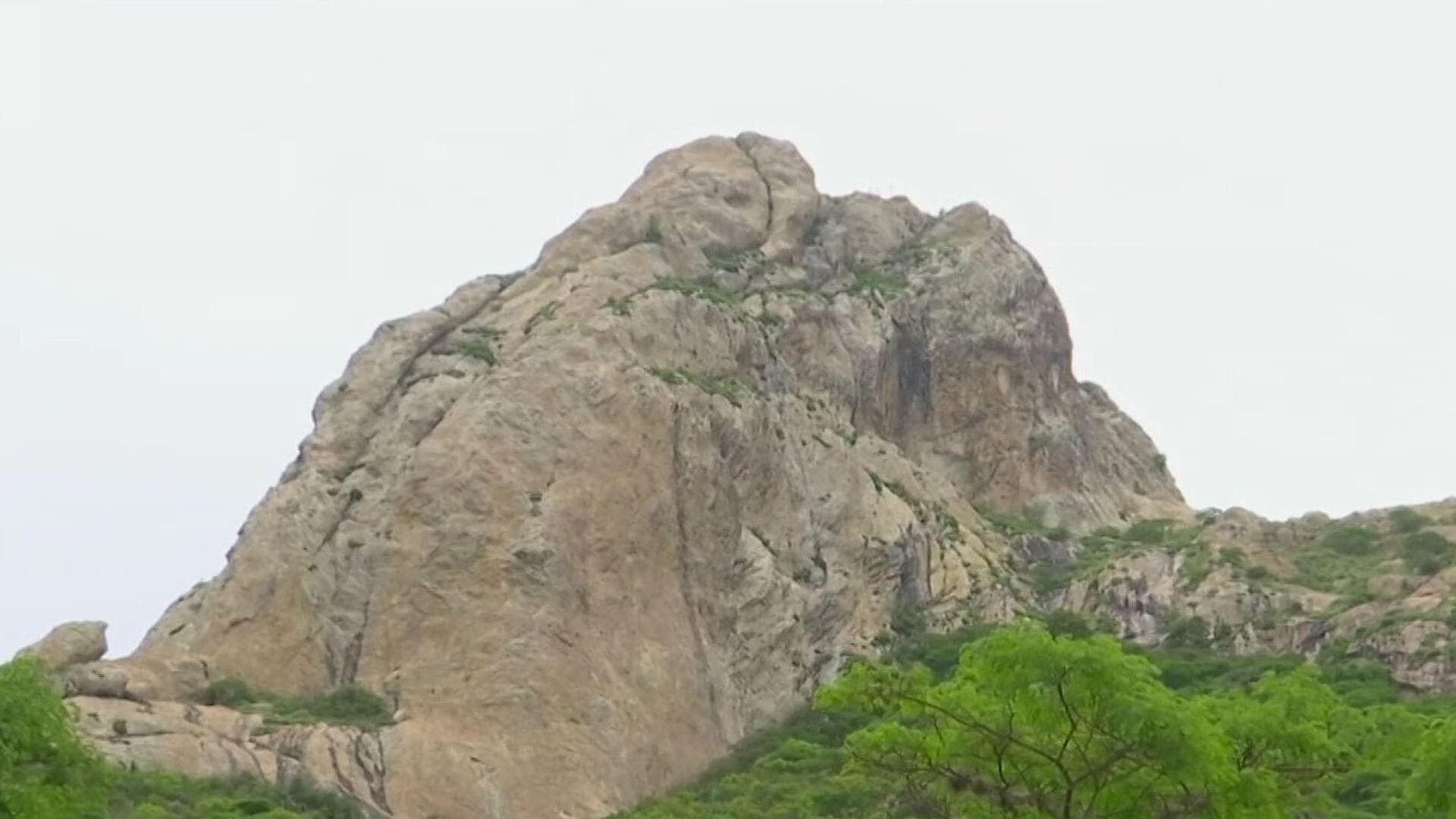 Captan a Turistas Estadounidenses Haciendo Pintas en Peña de Bernal