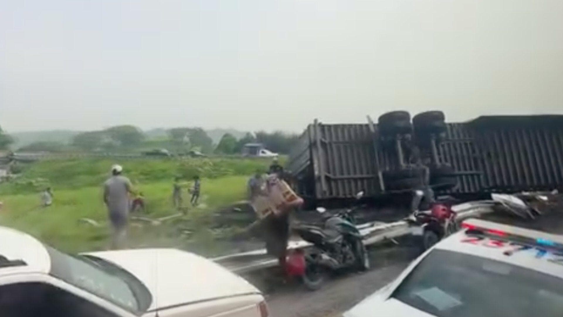 Vuelca Tráiler con Cerveza en Autopista la Tinaja-Cosamaloapan; Rapiñeros Robaron la Mercancía