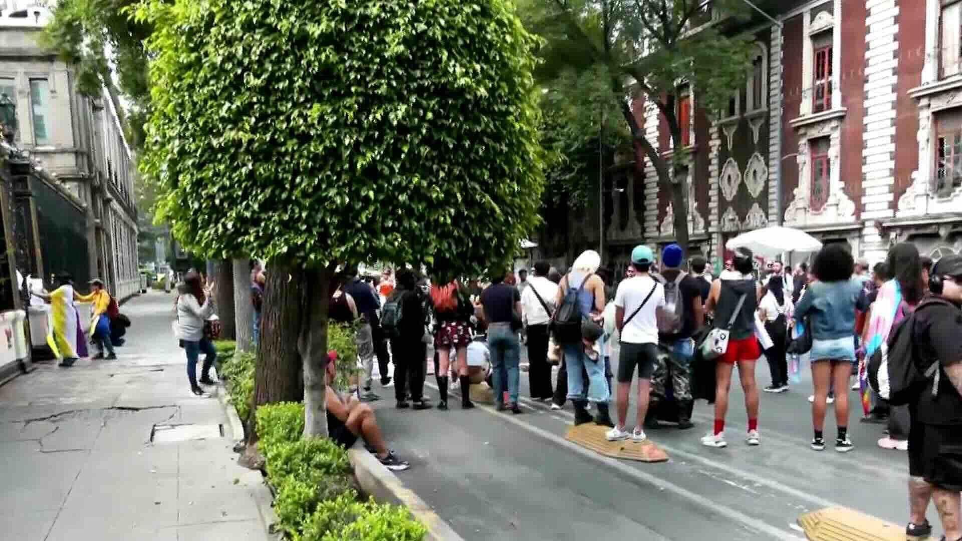 Integrantes de la Comunidad LGBTQ+ Marchan y Bloquean Bucareli en CDMX
