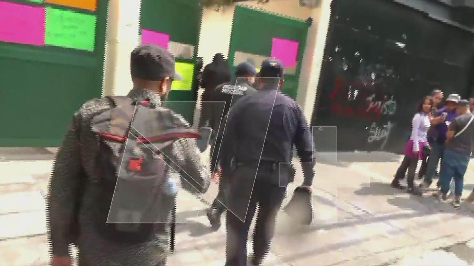 Policía Resguarda Bolso de Ximena ’N’, 'Lady Racista', al Recibir Chorros de Agua