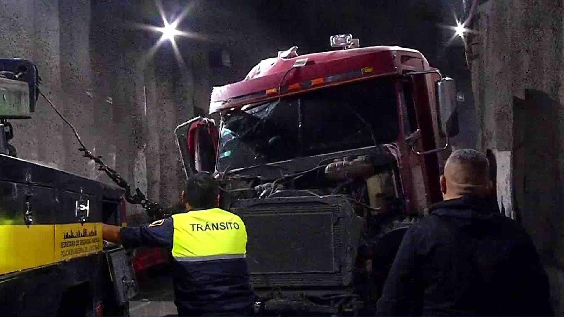 Pipa con Agua Potable Vuelca en Paso a Desnivel del Río Mixcoac, Benito Juárez
