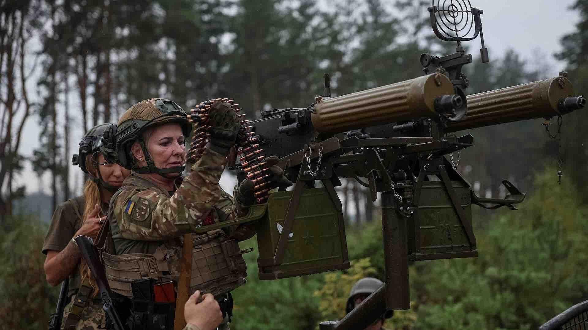 Voluntarias "Brujas de Bucha" Inician Entrenamiento Militar para Apoyar la Defensa Ucraniana