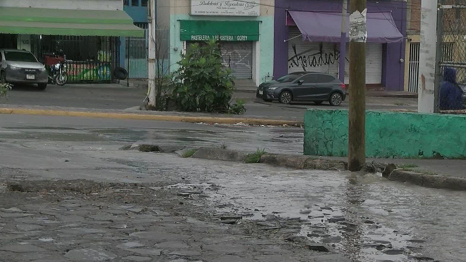 Vecinos de La Mezquitera, en Tlaquepaque, Reportan Aguas Negras que Brotan de una Alcantarilla
