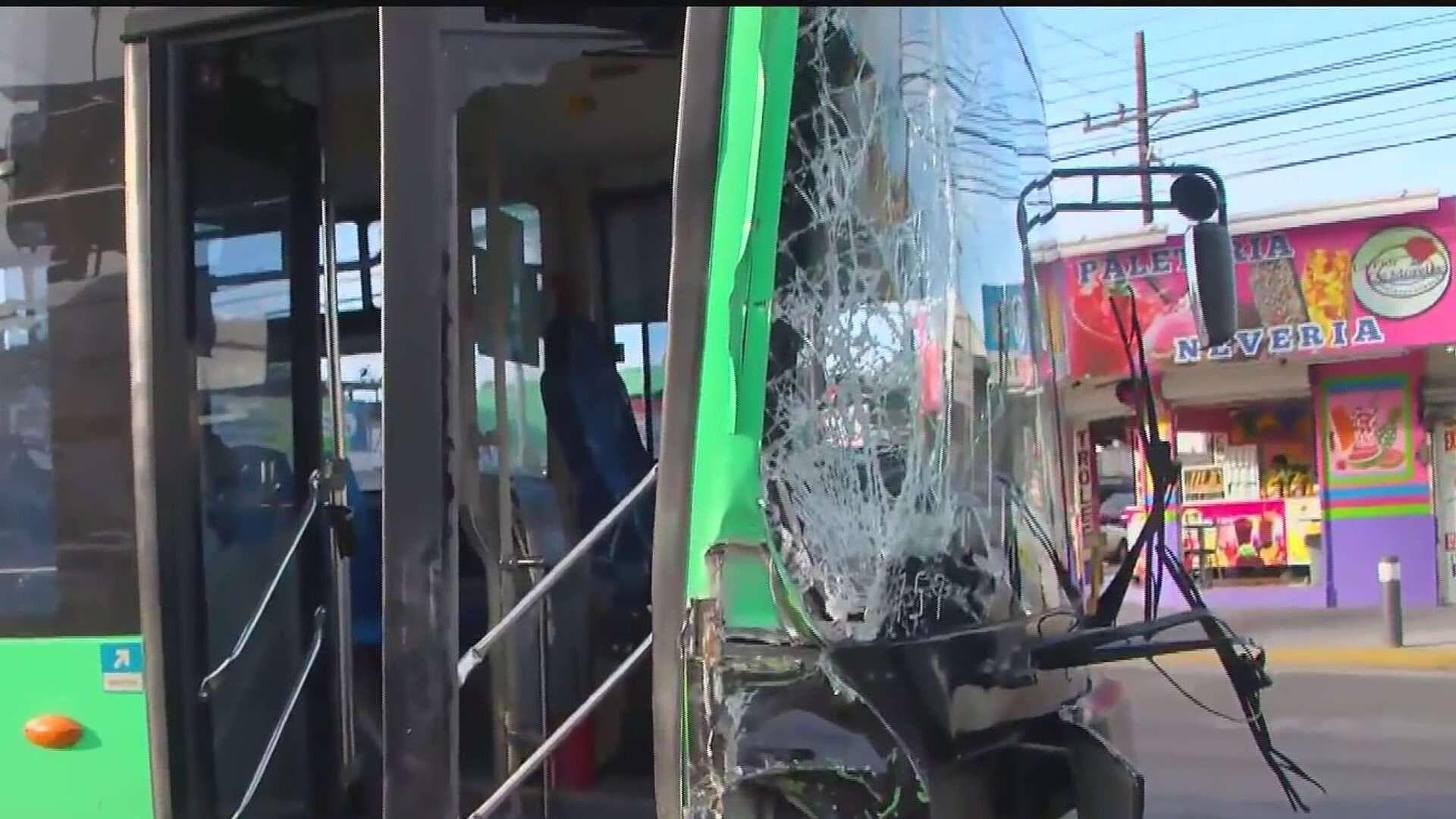Choca Camión de Carga Contra Ecovía en Monterrey