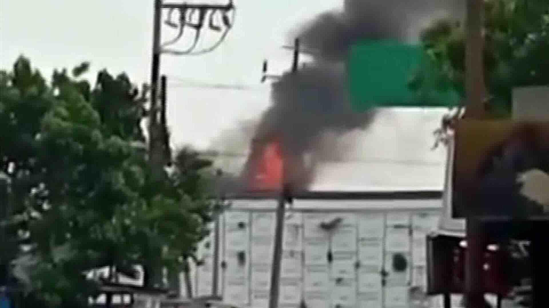 Se Incendia Automóvil en la Carretera Cárdenas–Villahermosa; No Hay Lesionados