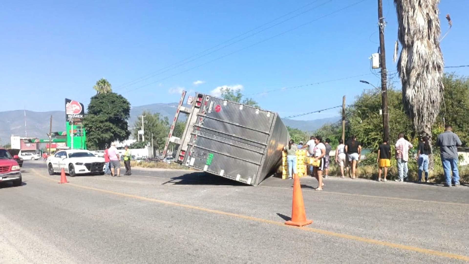 Camión Cargado con Aguacates Vuelca en Carretera a Jaumave