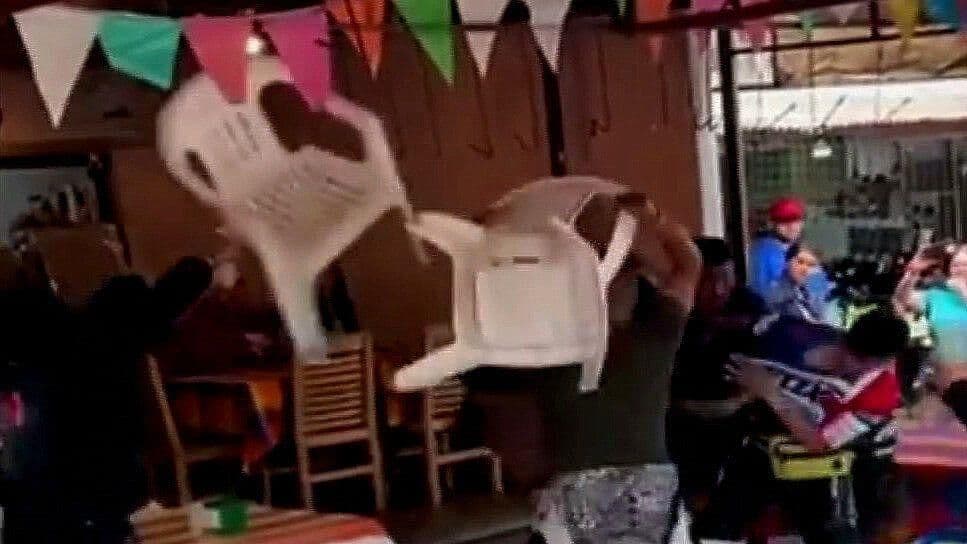 ¡Hasta con las Sillas! Motociclistas Arman Batalla Campal en Tres Marías