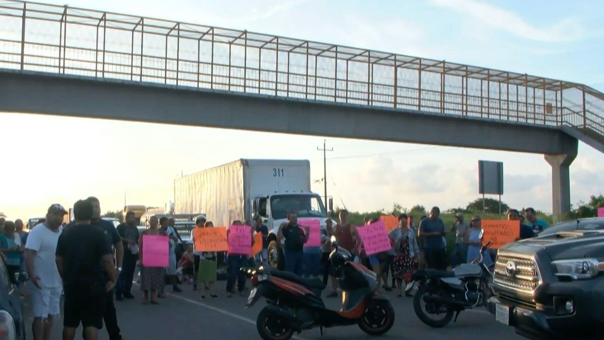 Habitantes de Oluta Bloquean Carretera por Falta de Luz y Agua
