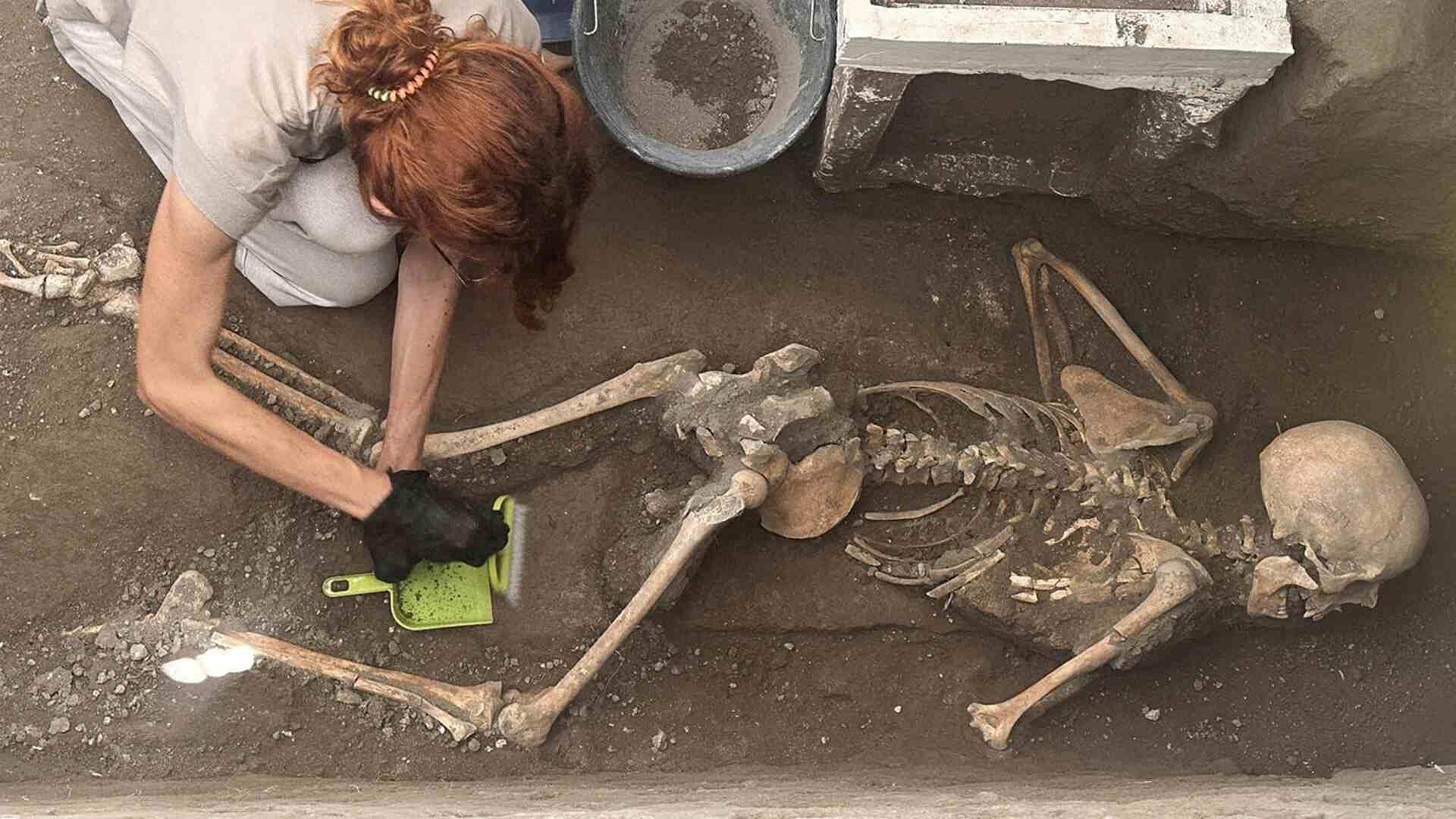 Arqueólogos Encuentran Restos Humanos y un Tesoro en Pompeya