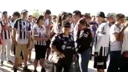 Aficionados de Rayados Esperan la Presentación de Sergio Canales