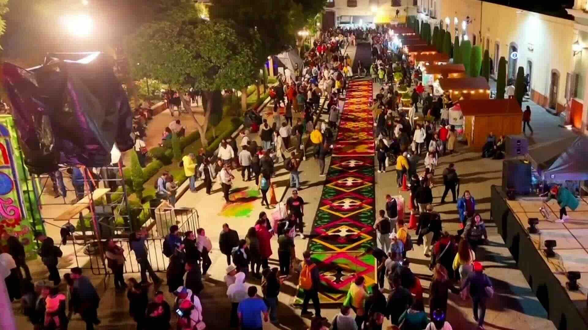 Tapetes Monumentales Reciben a Miles de Personas en la "Noche Que Nadie Duerme", en Huamantla