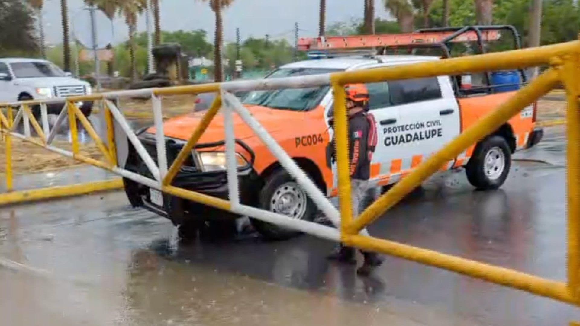 Mantienen Cierre por Lluvias e Inundaciones en Avenida Eloy Cavazos en Guadalupe, Nuevo León