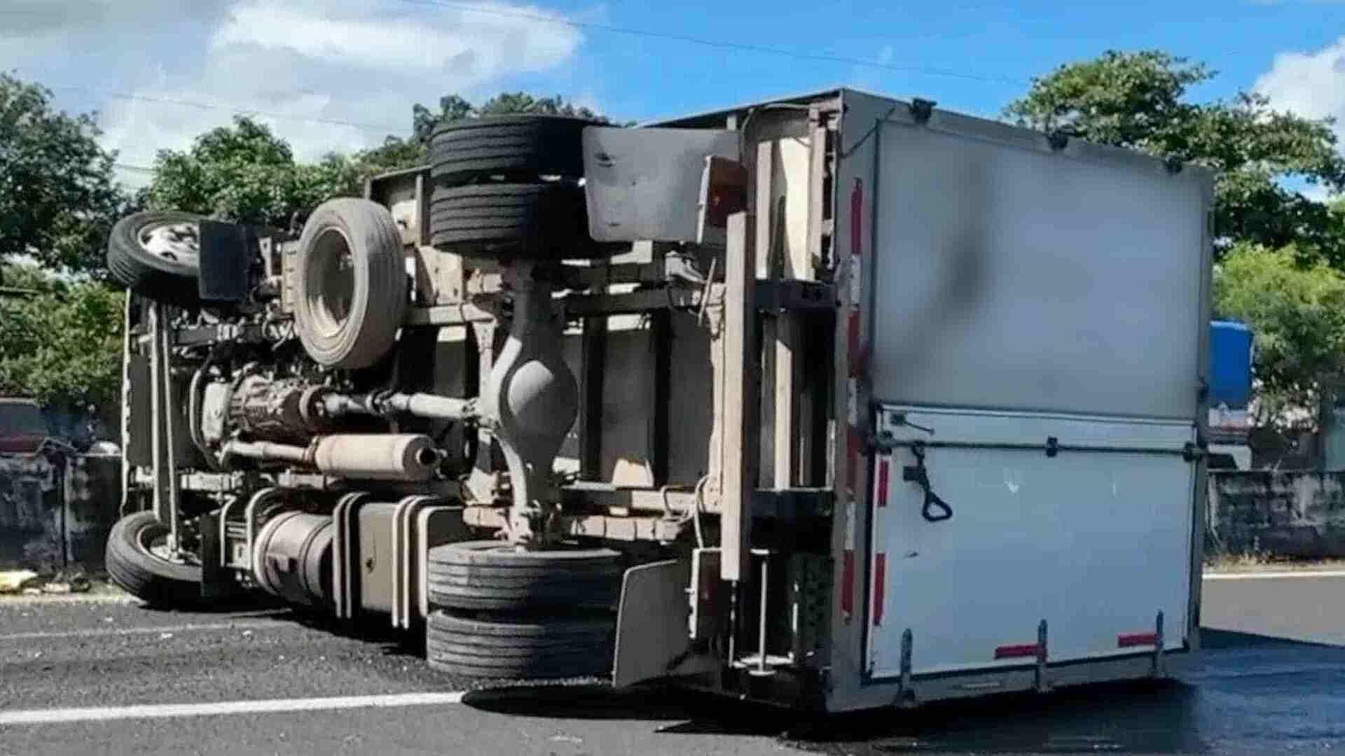 Vehículo de Carga Vuelca Sobre la Autopista Veracruz-Xalapa a la altura de Cardel