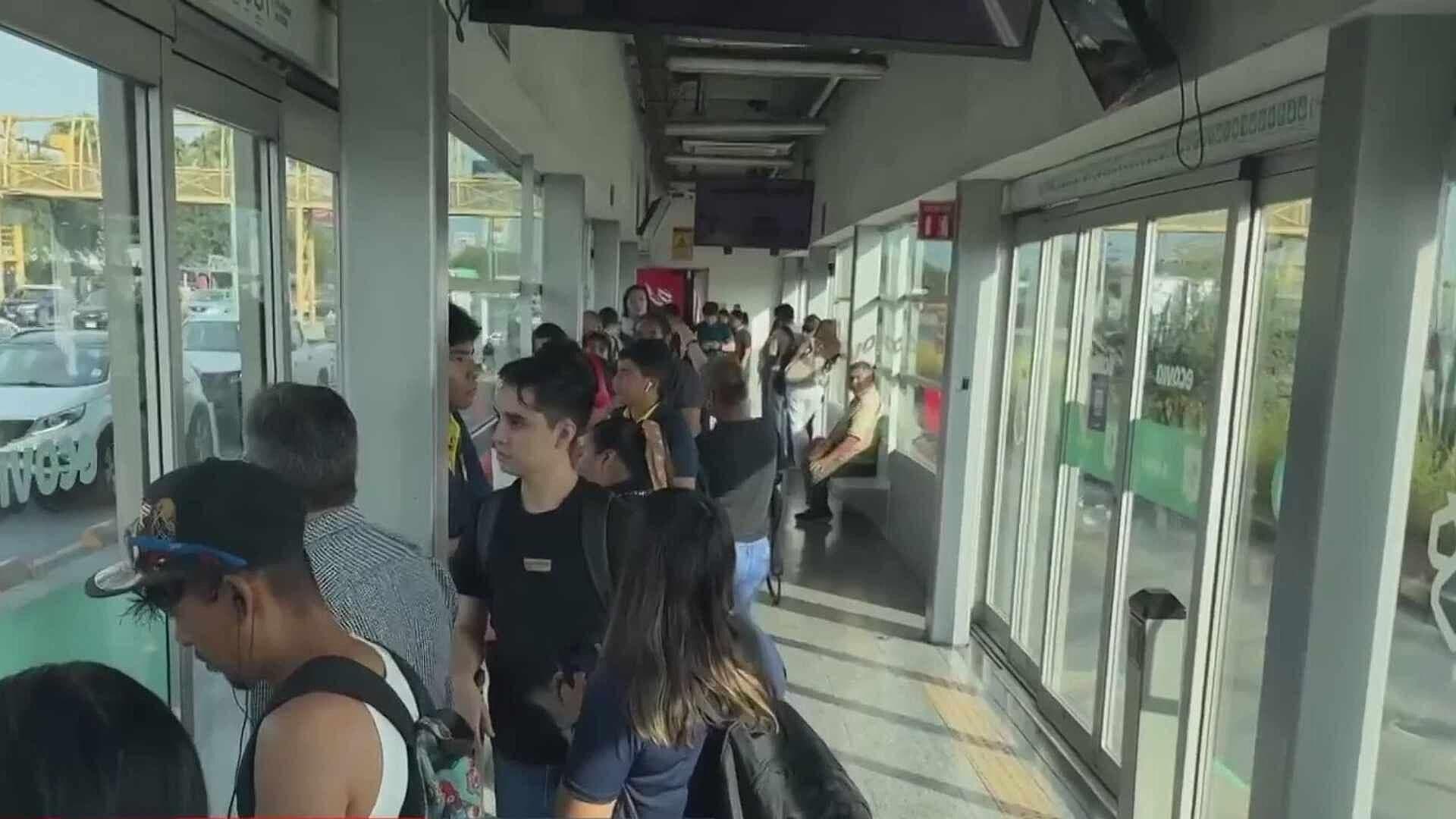Hacen Larga Fila; Denuncian Falta de Unidades en Estación Astros de la Ecovía