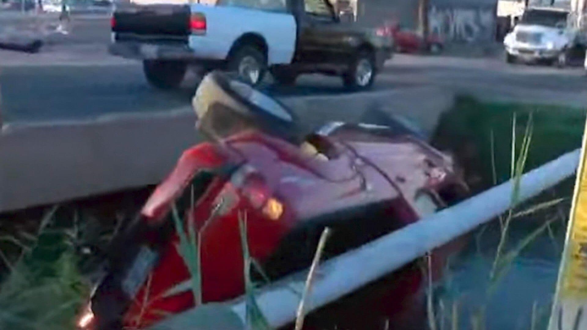 Camioneta se Vuelca y Cae Dentro de Canal en Colonia Progreso de Mexicali