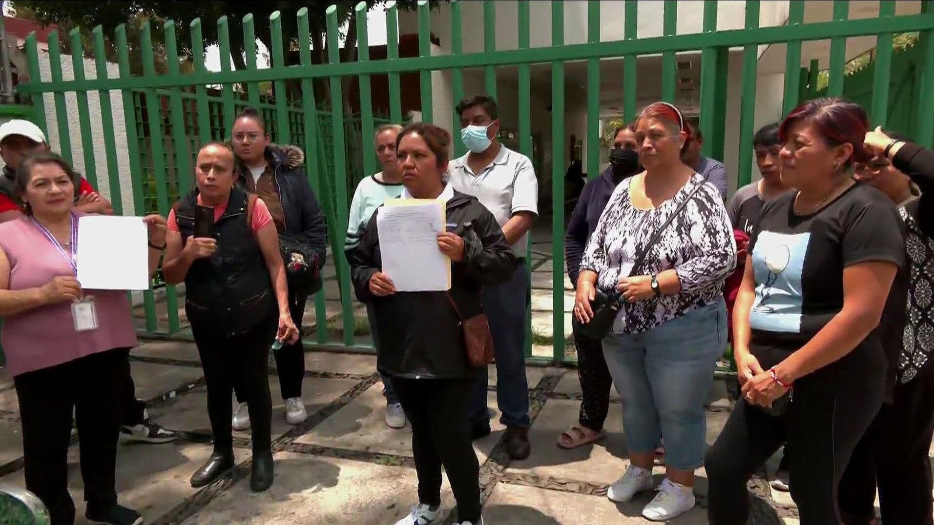 Médicos y Familiares de Pacientes Protestan a Fuera del Hospital Balbuena, CDMX