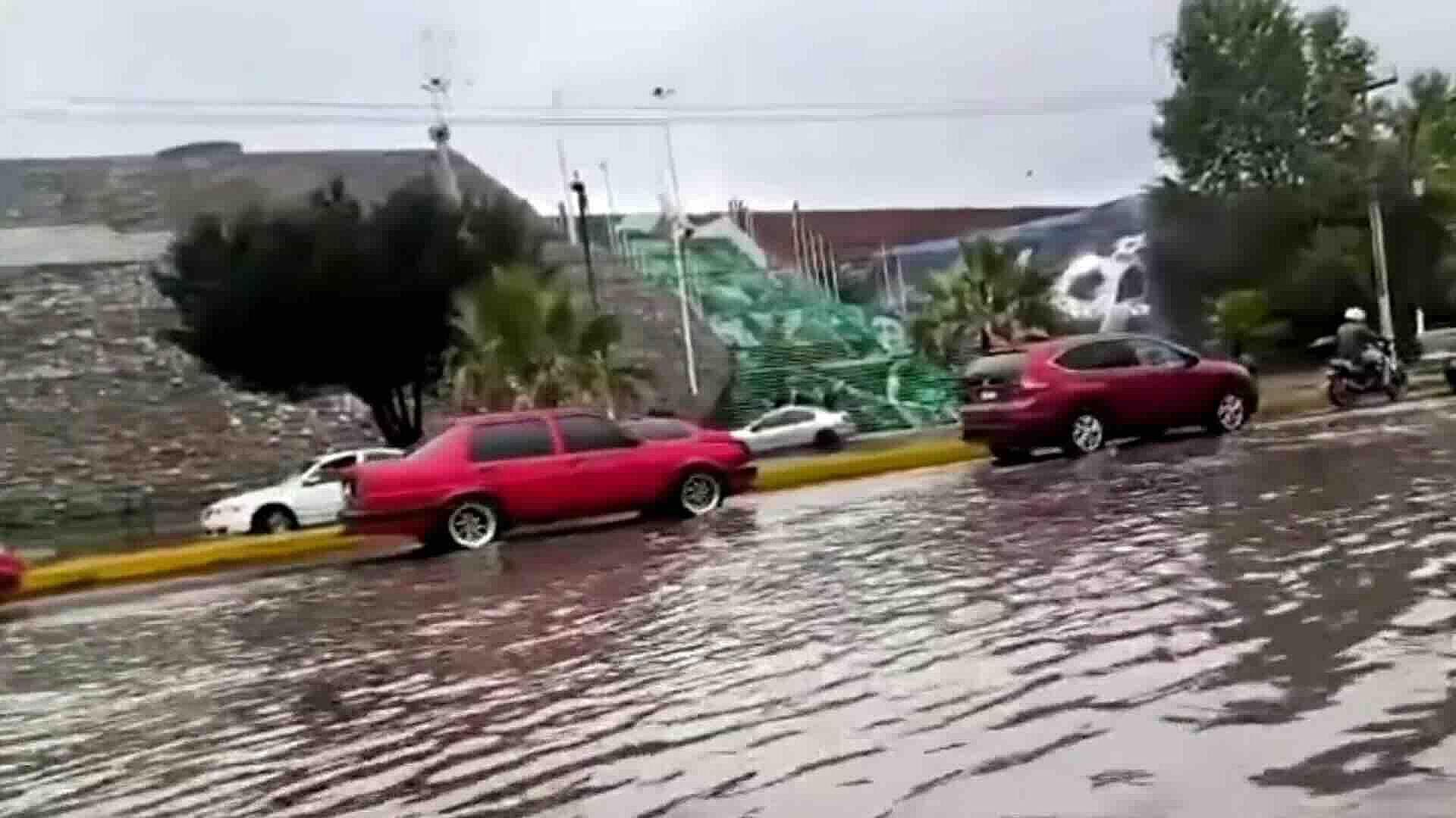 Fuertes Lluvias Inundaron Boulevard Felipe Ángeles y Causaron Encharcamientos en Pachuca