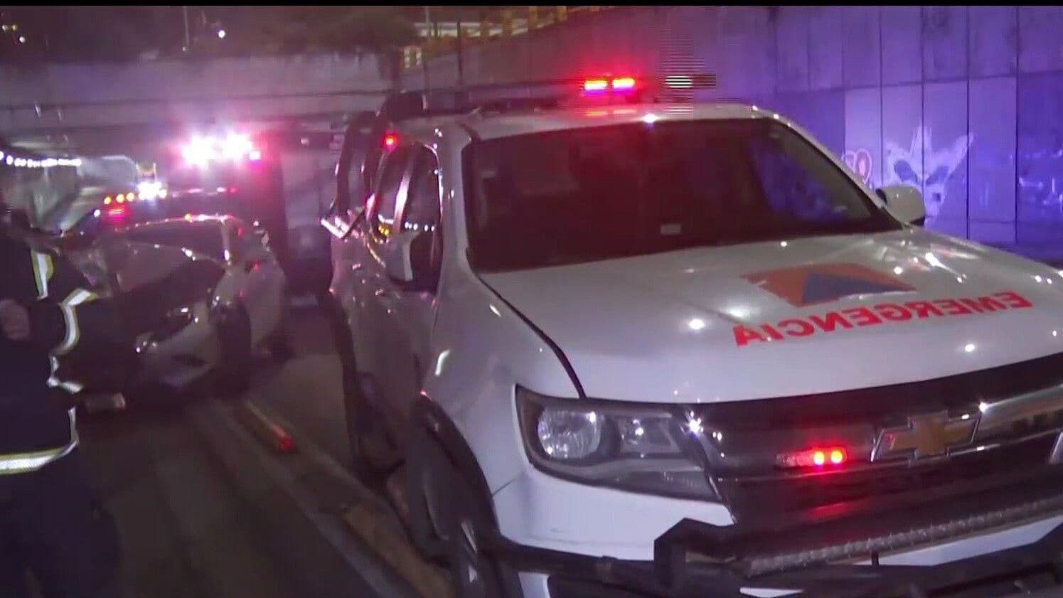 Mujer con Bebé en Brazos se Lanza en Bajopuente de Eje Central, CDMX