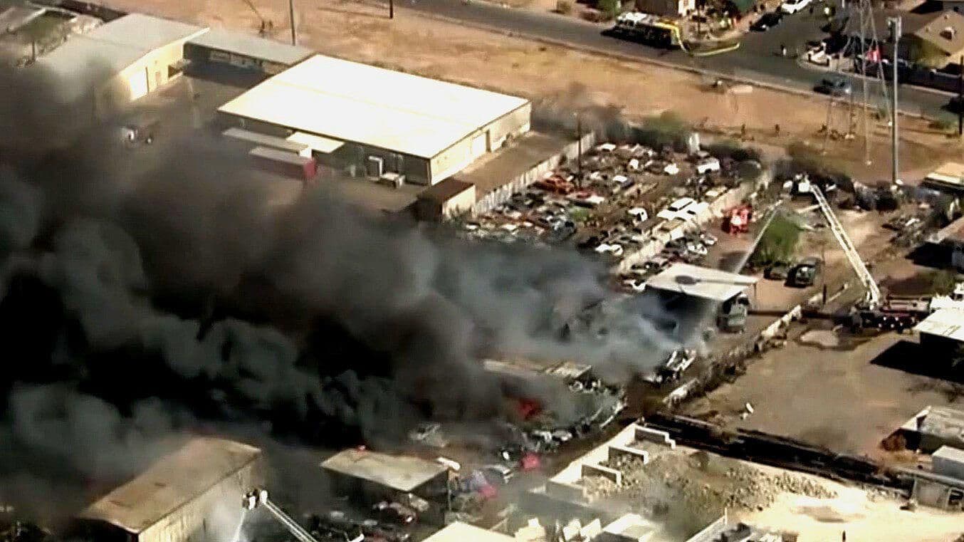 Incendio Quema Autos y Remolques en Área Industrial en Phoenix