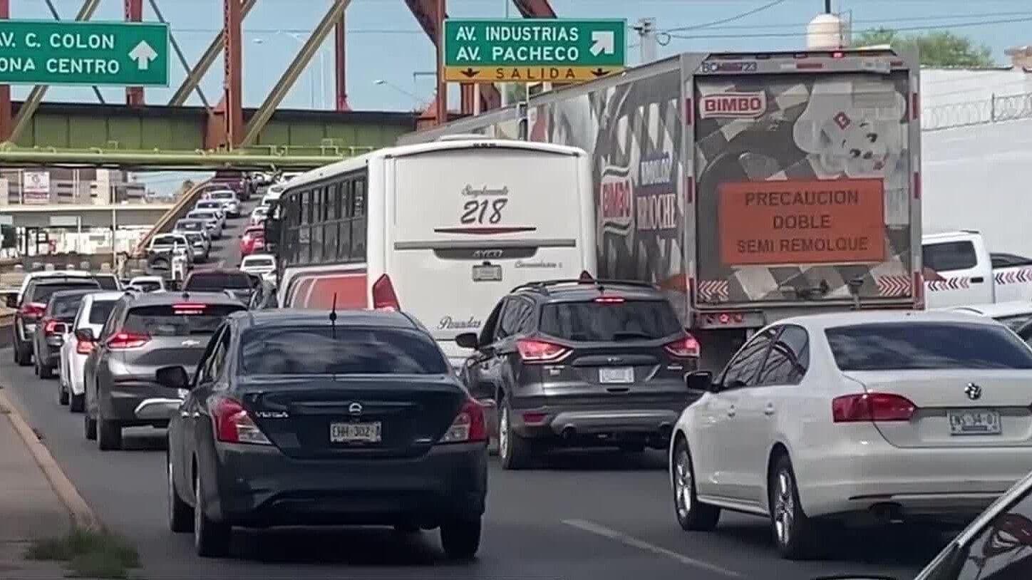Problema Vial en Chihuahua; Largas Filas en Av. Teófilo Borunda