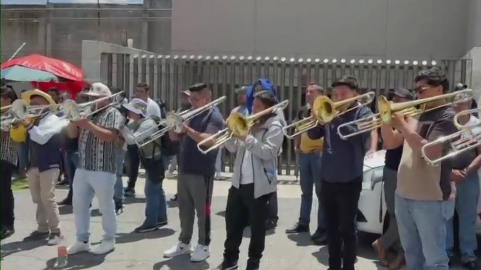 Manifestantes Protestan con Música de Banda por Detención de Jóvenes en Almoloya de Juárez