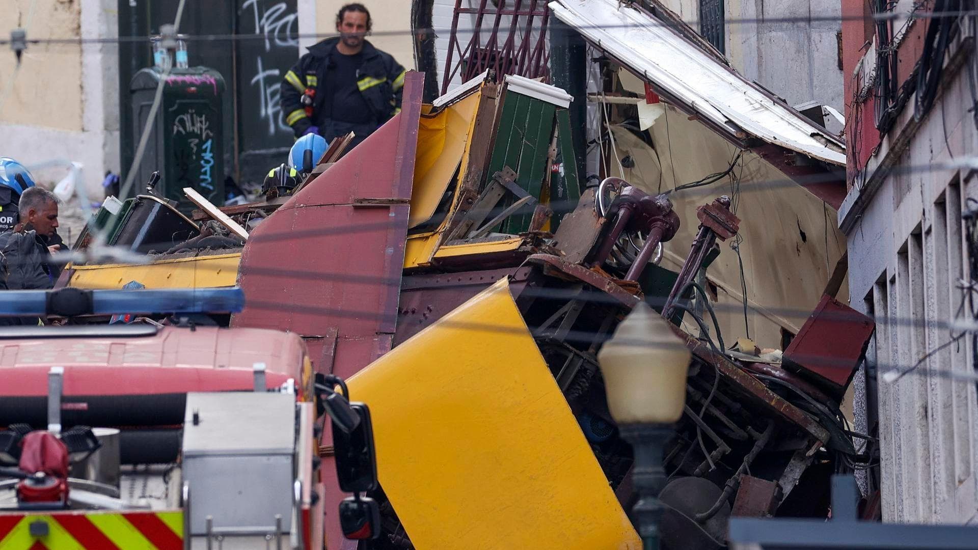 Tranvía Eléctrico se Descarrila en Lisboa y Deja Al Menos 15 Muertos
