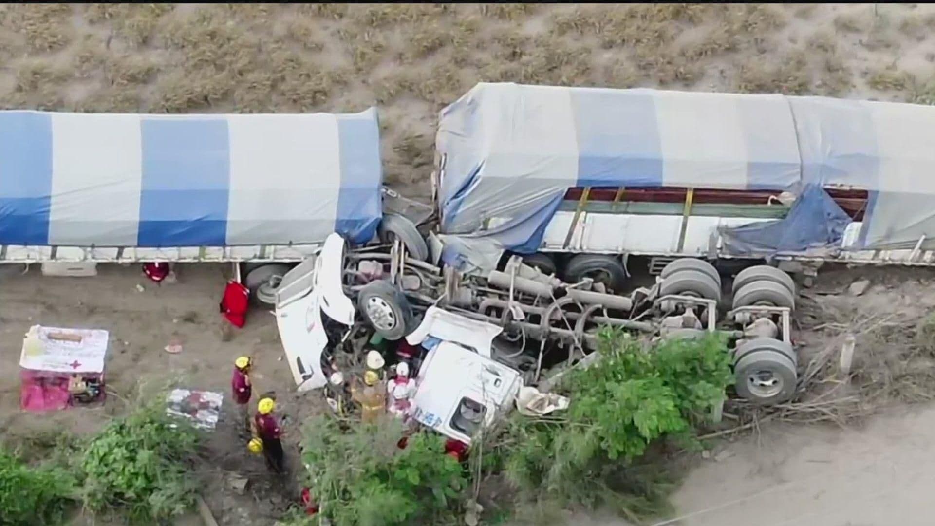 Vuelca Tráiler Hay Una Persona Prensada y Otra Herida en Anillo Periférico en Escobedo, NL