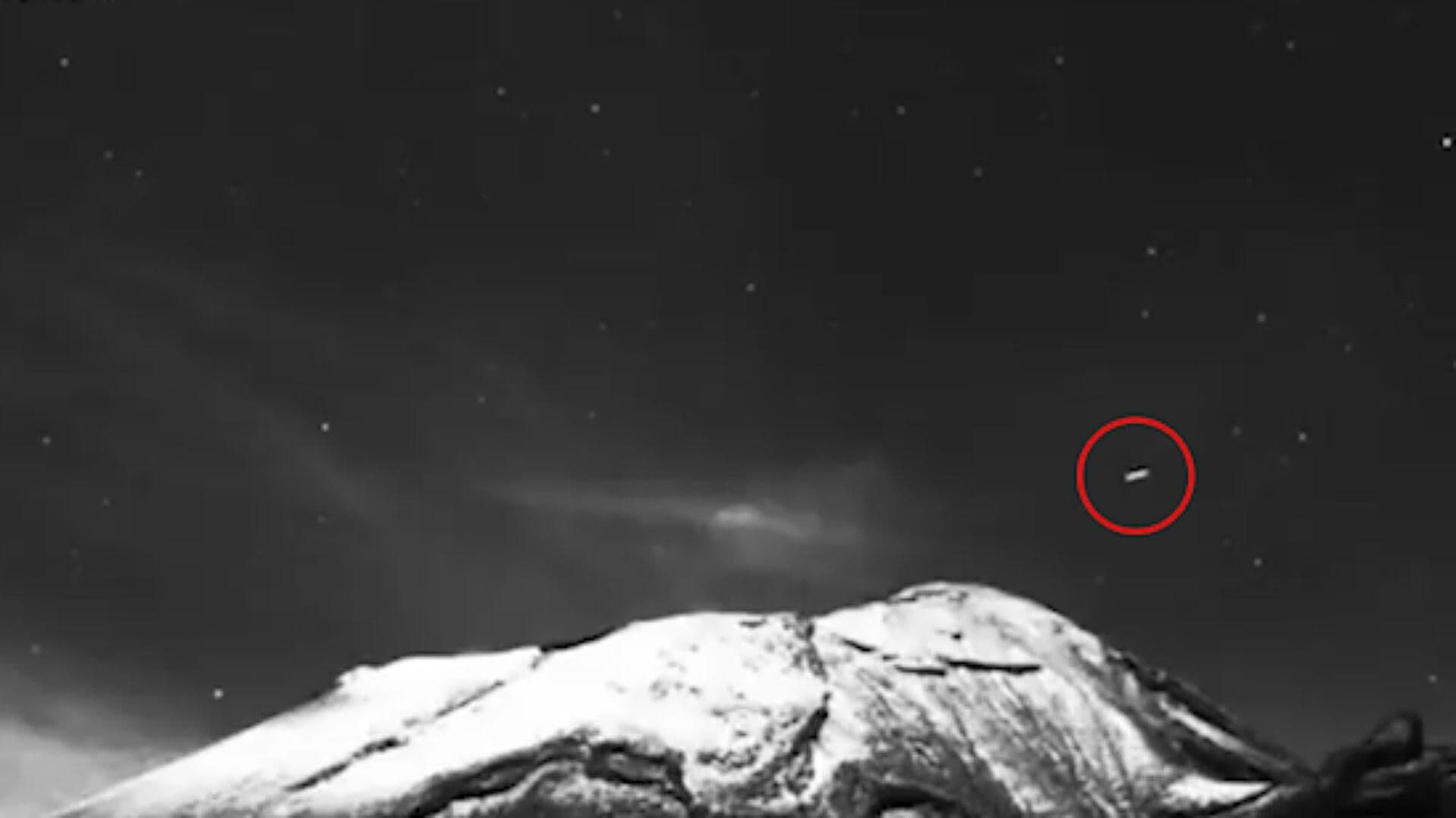 ¿Extraterrestres? Impresionante Video de Ovnis en el Volcán