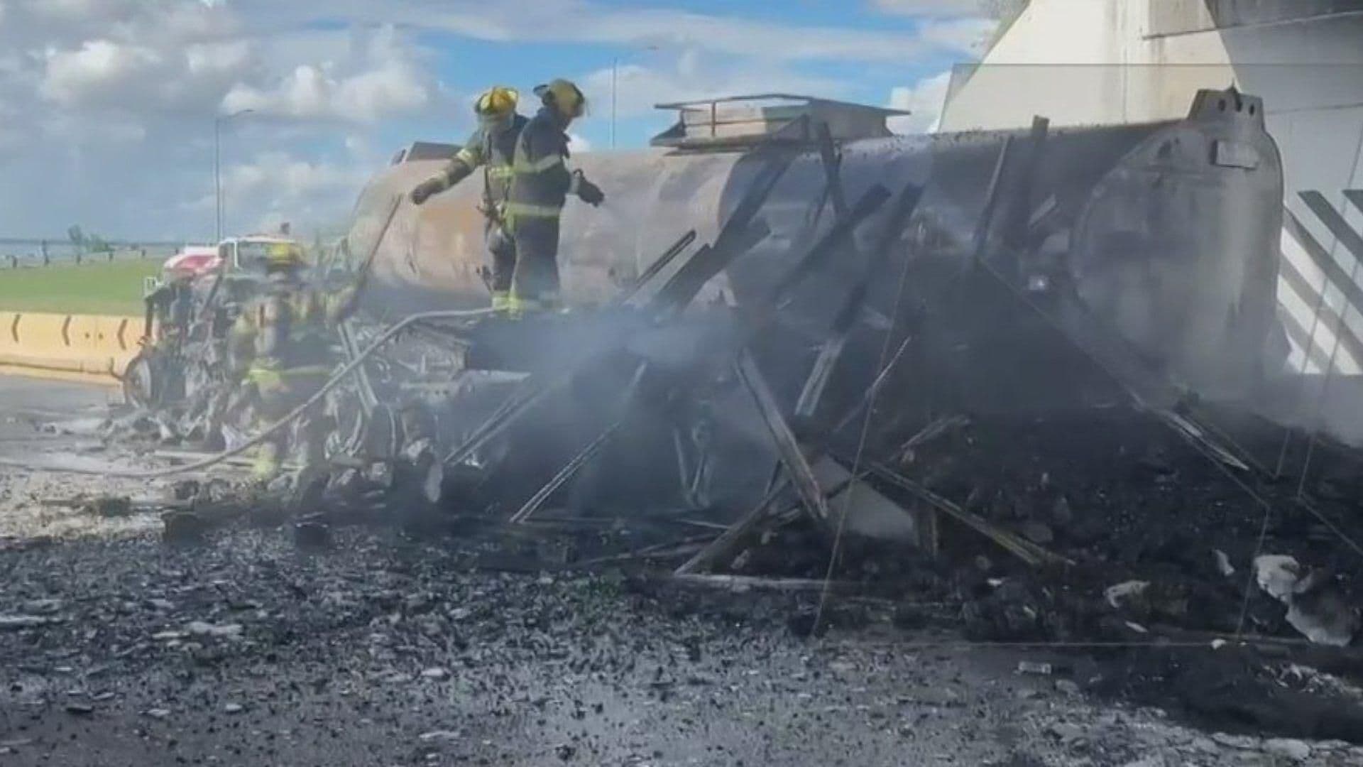 Cierran Vialidad Por Incendio de Pipa y Tractocamión en Anillo Periférico en Apodaca, NL