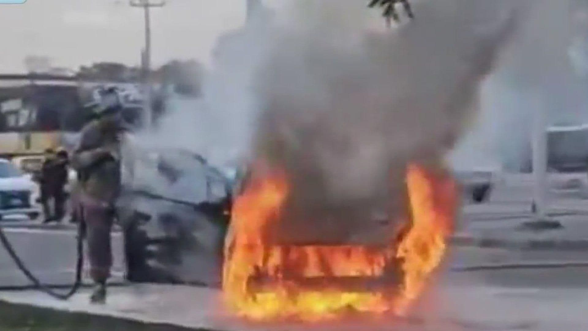 Se Quema Vehículo Cierran Vialidad en Avenida Eloy Cavazos en Guadalupe
