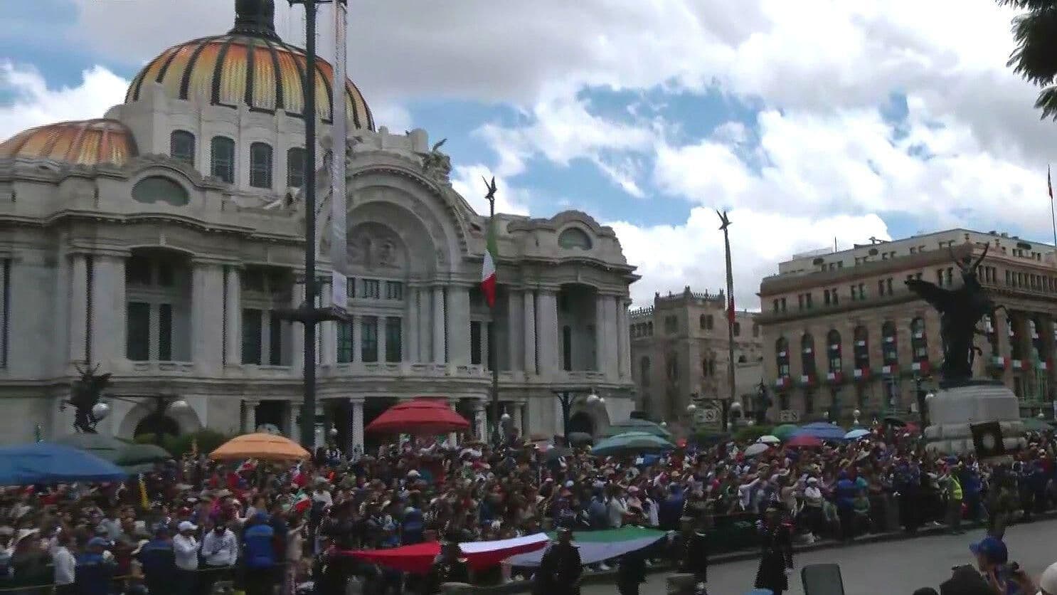 Desfile Cívico Militar pasa por Bellas Artes: Asistentes Aplauden a Fuerzas Armadas