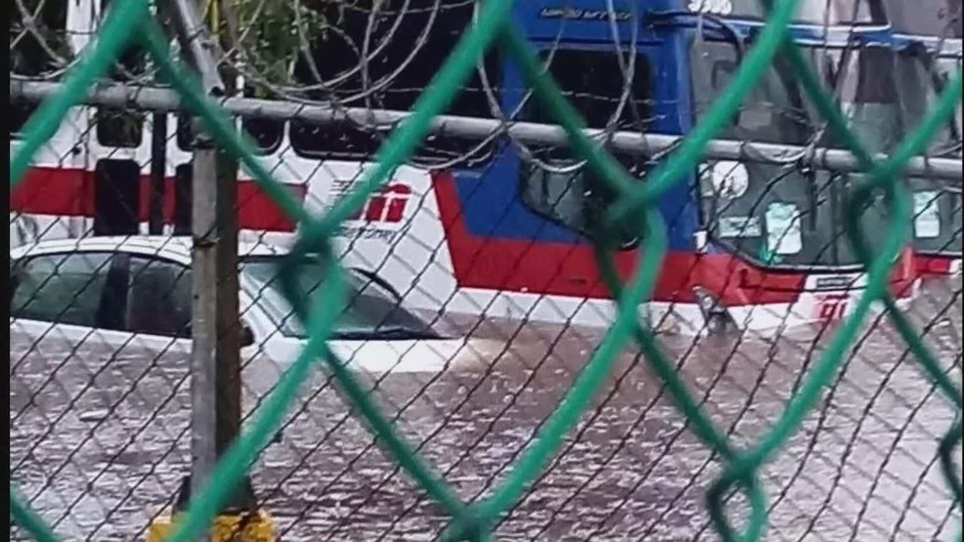 Lluvias Convierten en Río Avenida Aztlán , Quedan Varados Vehículos y Usuarios de Transmetro