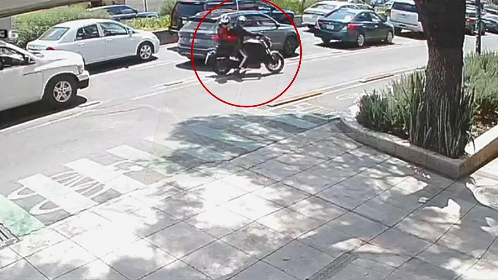 VIDEO: Momento Exacto que Sujetos en Moto Asaltan a Automovilista en Avenida Chapultepec, CDMX