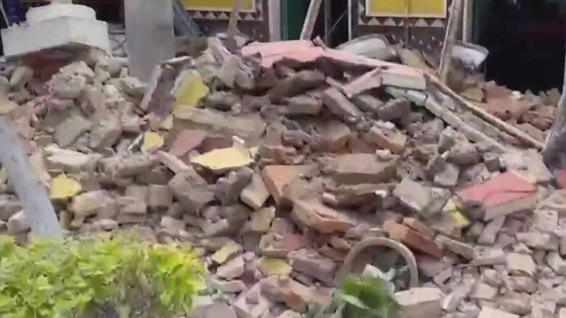 Desalojan a Locatarios del El Parián Tras Colapso de Bóveda