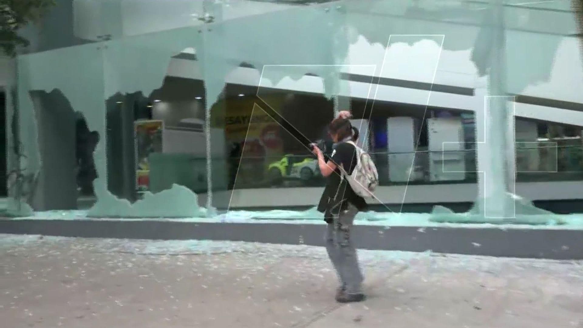 Marcha 2 de Octubre 2025: Personas Encapuchadas Realizan Pintas y Destrozos en Plaza Comercial
