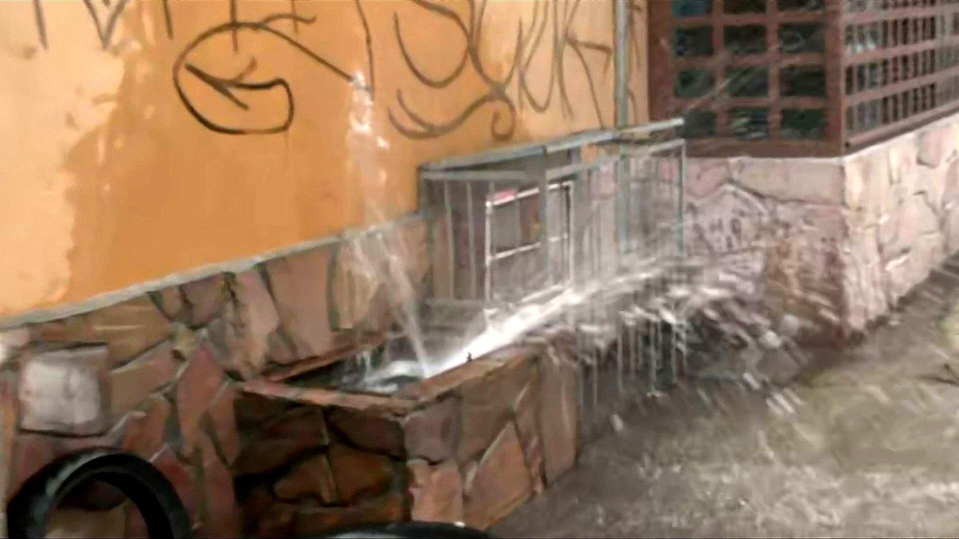 Video: Agua Brota como Fuente por Fuga en Colonia San Felipe de Jesús, en la GAM