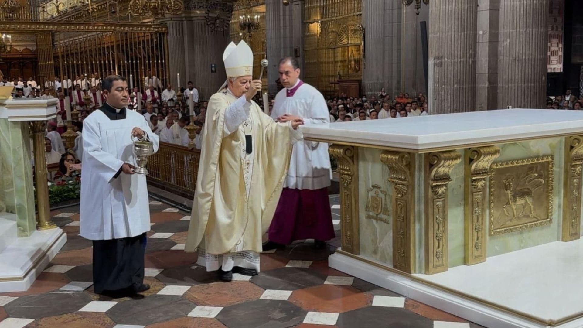 Arzobispo de Puebla Bendice Nuevo Púlpito y Trono de la Catedral