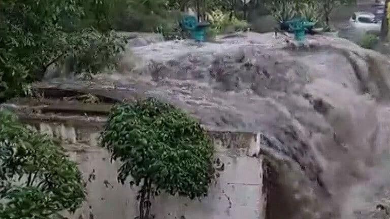 Se Desborda Presa Becerra en Álvaro Obregón por Fuertes Lluvias