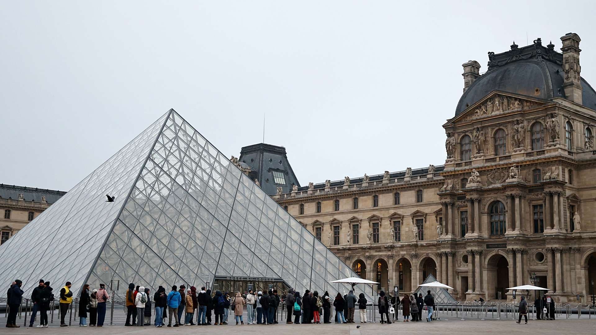 Crisis en el Museo del Louvre: Renuncia la Directora Luego de Robo Millonario