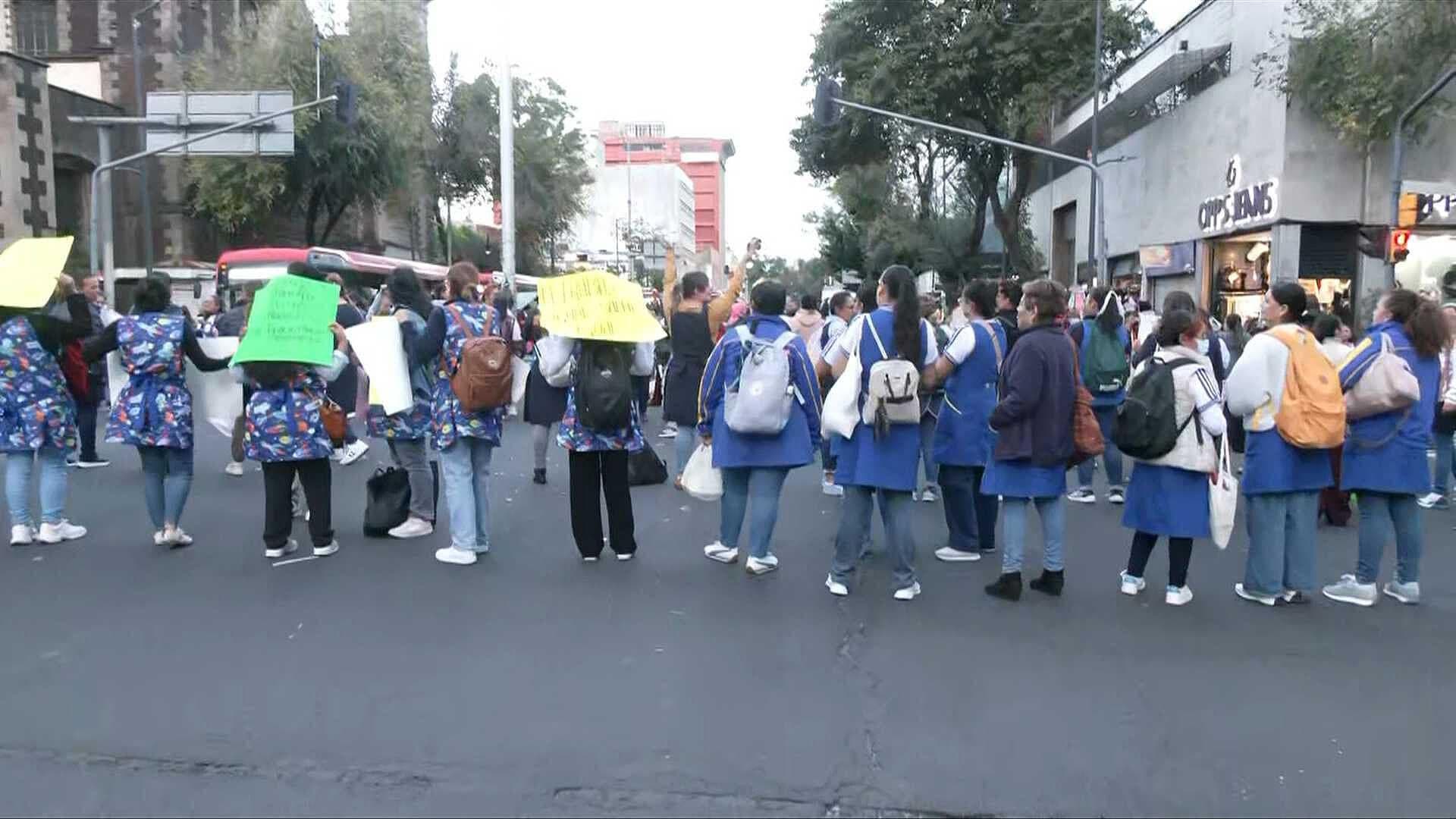 Bloqueo en Izazaga: Trabajadoras de Cendis Cierran Calles del Centro Histórico para Pedir Mejoras Laborales