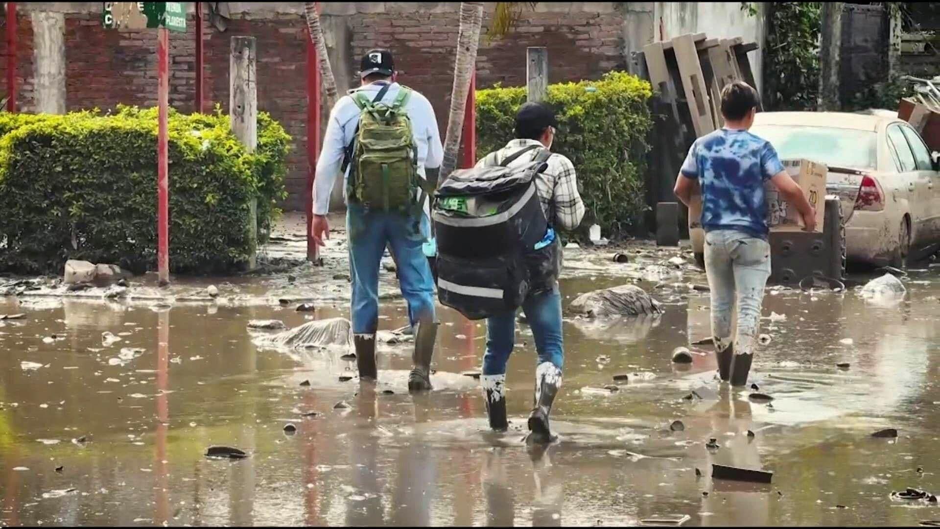 Estudiantes y Repartidores Auxilian a Pobladores de la Floresta, en Poza Rica, Tras Inundaciones