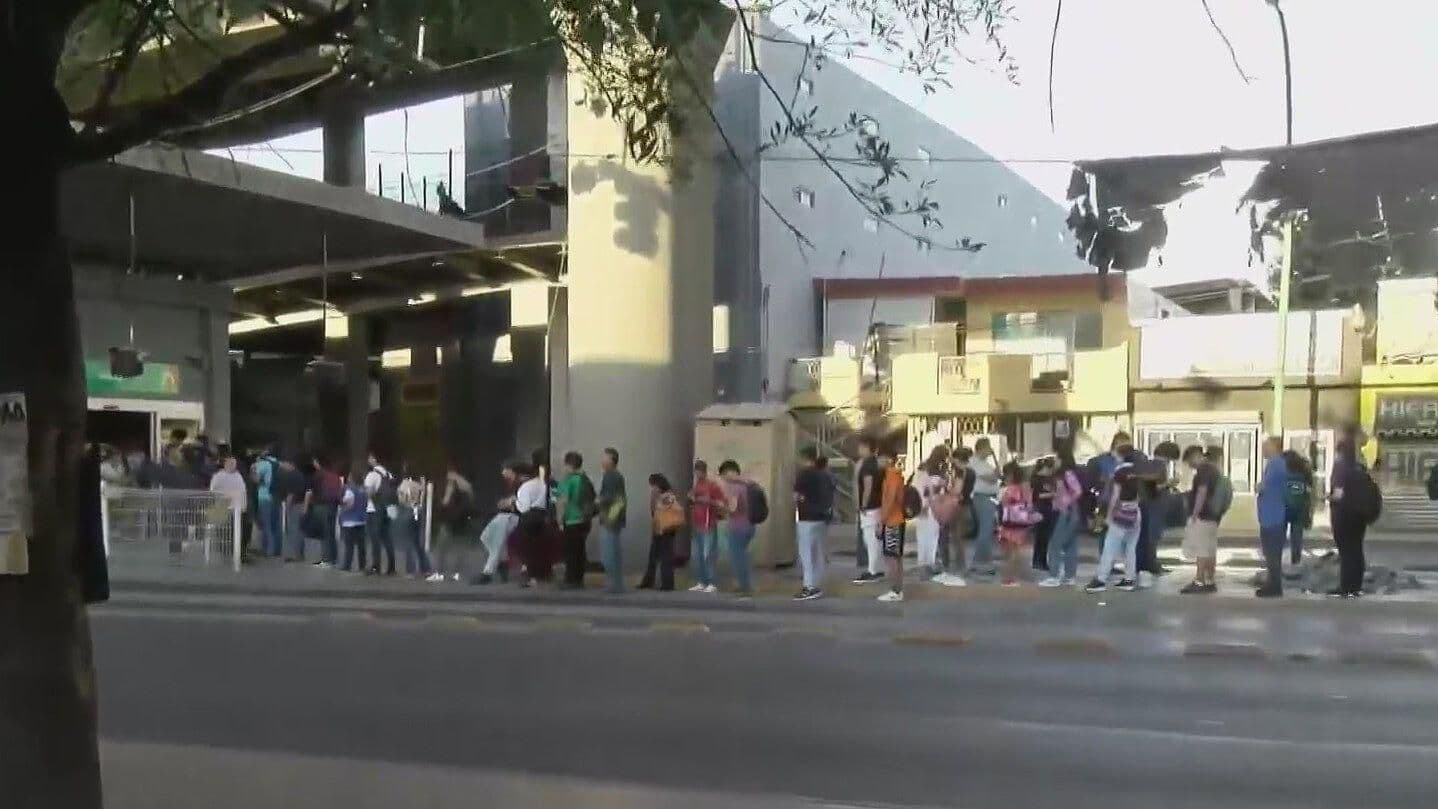 Saturan Usuarios Estación Mitras de Ecovía