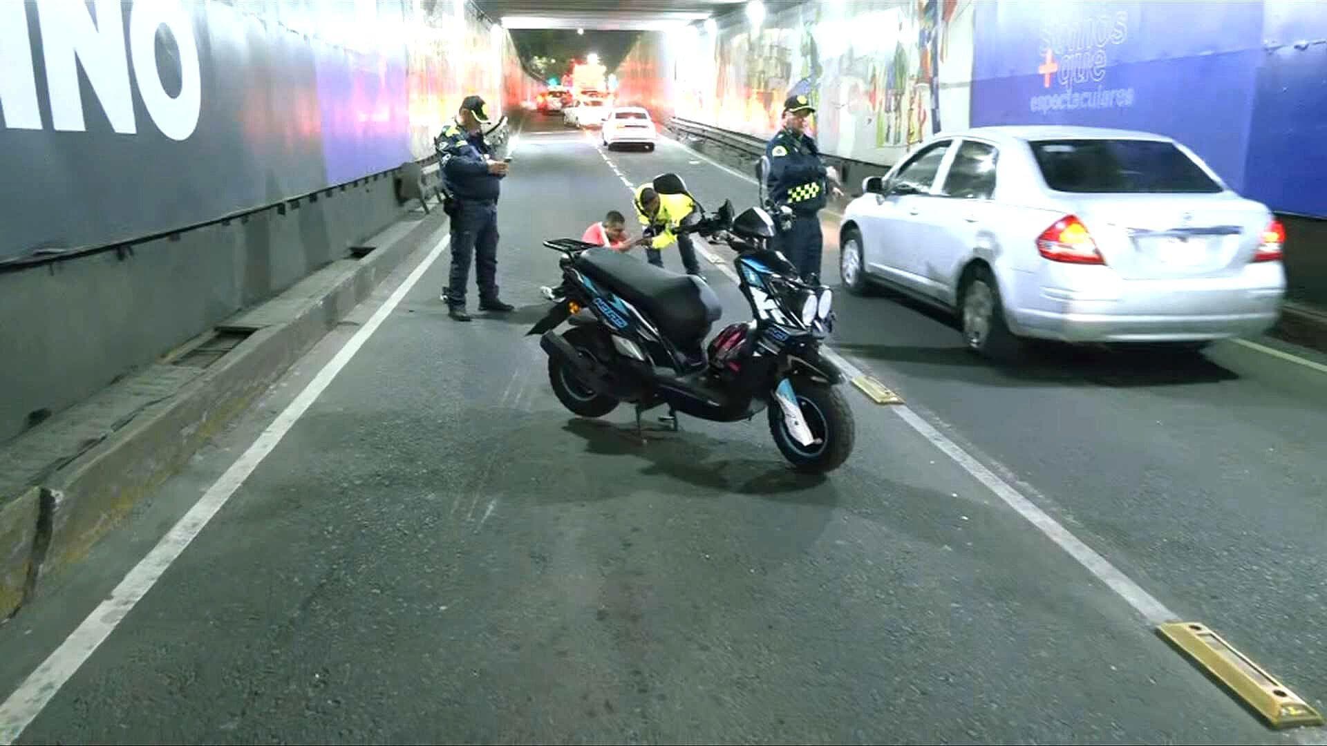 Motociclista Derrapa y "Rebota" entre Autos en Bajopuente de Av. Chapultepec; Tiene Fractura Expuesta